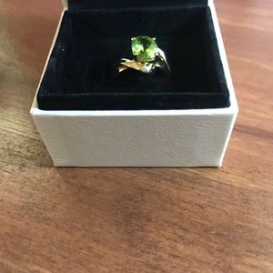 14 k yellow gold peridot ring